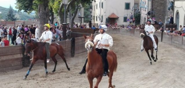 Castel del Piano. Palio: oggi le batterie, la scelta e il sorteggio dei barberi; poi le monte