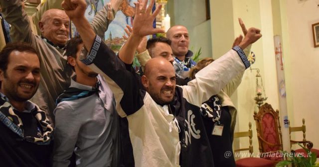 Castel del Piano. Il Palio è nelle Storte: Siri trionfa su Resolza, (bi)lama lucente di un Palio corso al buio