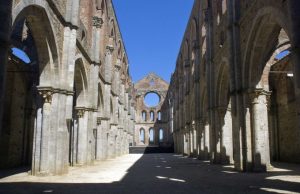 L’Abbazia di San Galgano e la spada nella roccia, luoghi leggendari nel cuore della Toscana