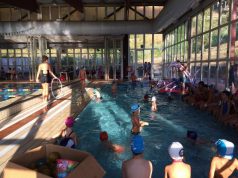 Gare di nuoto nella piscina geotermica
