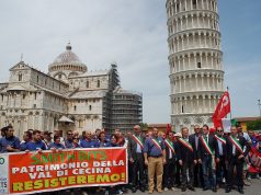 Smith: la protesta arriva sotto la torre pendente