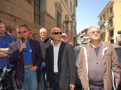 Un presidio permanente fuori dallo stabilimento