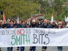 Smith, fazzoletti bianchi alle finestre