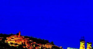 Turismo a Castelnuovo Valdicecina: il borgo diventa opera d’arte e rinasce dalla luce