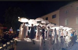 Pomarance: Spose vintage sfilano in piazza