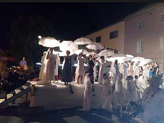 Pomarance: Spose vintage sfilano in piazza