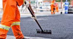 Pomarance: Una pioggia di soldi sulle strade