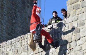 Piancastagnaio. Il “Babbo Natale Pompiere”, regala il sorriso a tutti i bambini e alle maestre delle scuole elementari