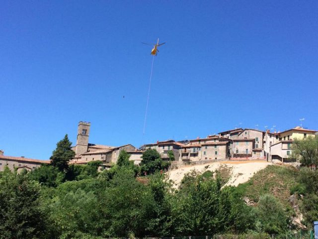 Santa Fiora: Continuano i lavori alle mura laviche