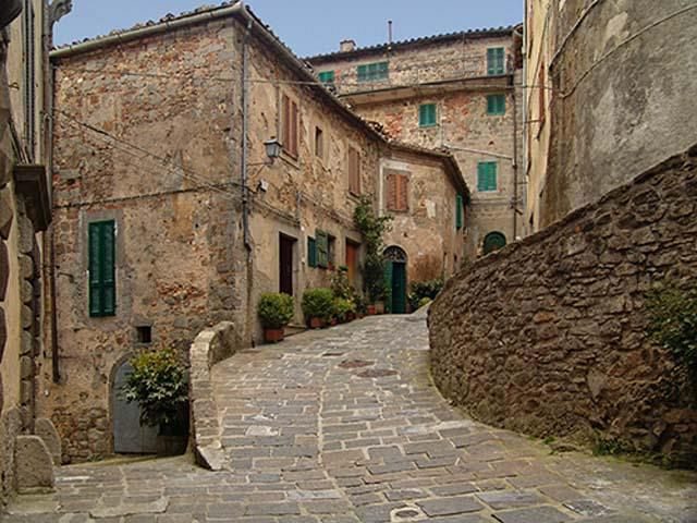 Turismo ad Arcidosso: ‘Le donne che leggono sono pericolose’