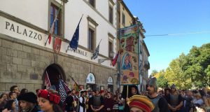 Turismo a Castel del Piano: Presentato il Palio, l’arazzo di Maria Palma Gangemi, maestra arazziera del Quirinale