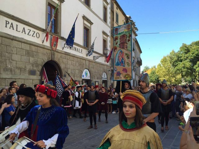 Turismo a Castel del Piano: Presentato il Palio, l’arazzo di Maria Palma Gangemi, maestra arazziera del Quirinale