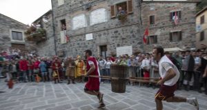 Turismo a Radicofani: Palio del Bigonzo: le contrade presentano i loro corridori e arcieri