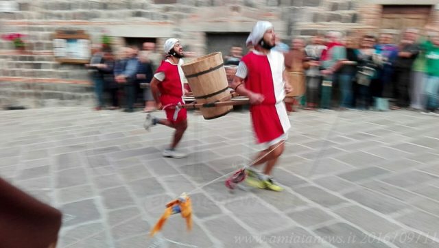 Radicofani. Palio del Bigonzo: Castello di Contignano trionfa ancora. A Castelmorro il torneo degli Arceri