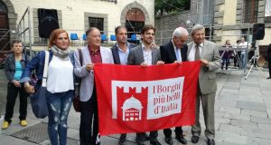 A Santa Fiora una grande festa per celebrare la consegna della bandiera “Borghi più belli d’Italia”