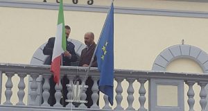 Bandiere a lutto per la tragedia di Parigi