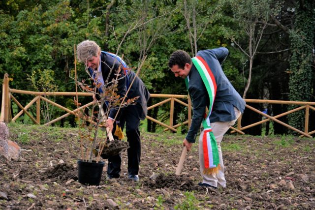 Radicofani: Un giardino parcheggio e l’amicizia con i francesi