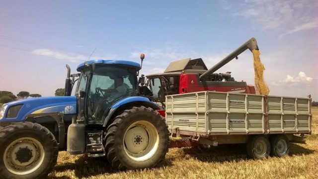 Agricoltura: Trattori a lutto per il funerale del grano