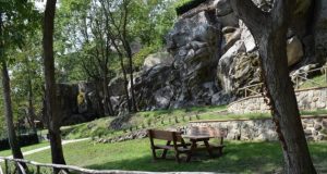 Piancastagnaio. Cardinal Comastri benedice il nuovo Parco comunale intitolato a Don Zelio Vagaggini