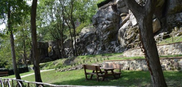 Piancastagnaio. Cardinal Comastri benedice il nuovo Parco comunale intitolato a Don Zelio Vagaggini