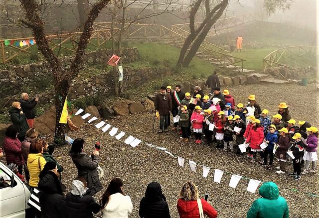 Radicofani: I bambini piantano alberi di ulivo nel nuovo parco
