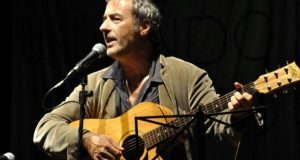 Santa Fiora. A teatro con David Riondino in “Triglie, principesse, tronisti e alpini”