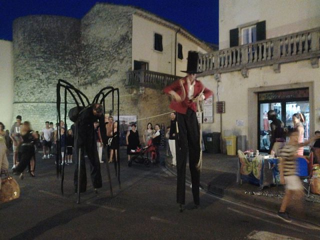 Pomarance: Trampolieri, trapezisti e fachiri per le vie del centro