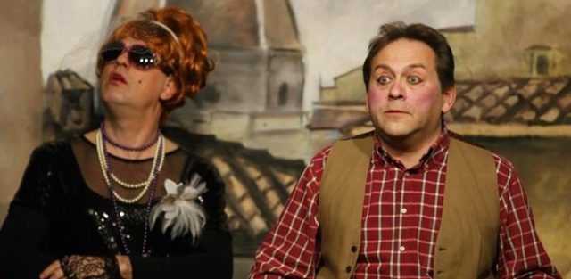 Radicofani. Con il vernacolo fiorentino di “Fiori d’arancio” e con “Sulle strade dell’Eroica”, un sabato tra teatro e motori