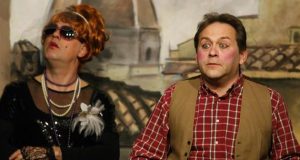 Radicofani. Con il vernacolo fiorentino di “Fiori d’arancio” e con “Sulle strade dell’Eroica”, un sabato tra teatro e motori