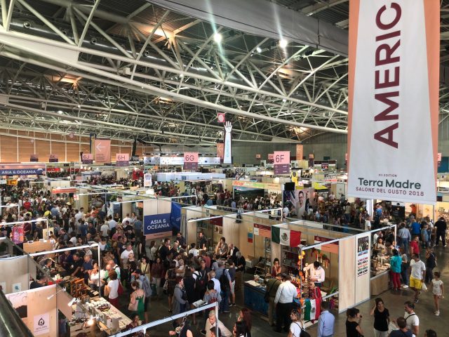 Successo per il Cacciuccoso preparato dai ragazzi della Cooperativa sociale Parco del Mulino di Livorno, per la castagna di Marradi e il peposo dell'Impruneta con la coppia “Duova”