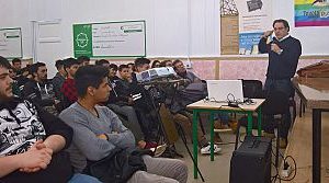 Gli studenti incantati dalle auto del futuro