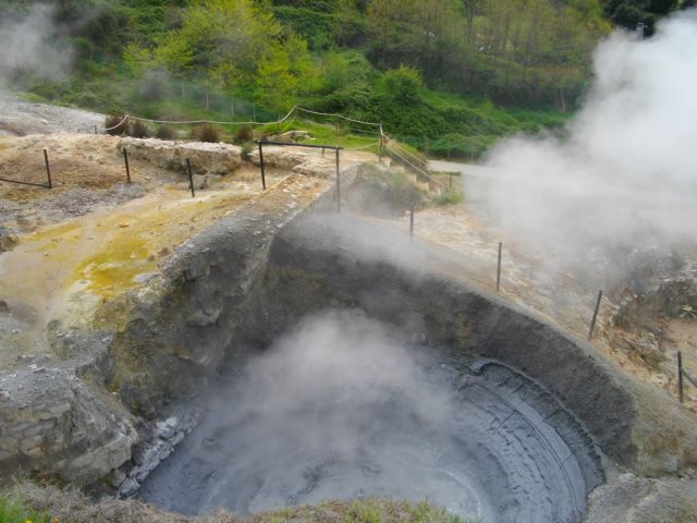 Escursioni al Parco delle Biancane passeggiando tra i fumacchi