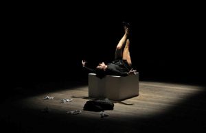 Santa Fiora. Teatro Donna: in scena “Stasera Ovulo”, tra infertilità e maternità l’ironia di Antonella Questa