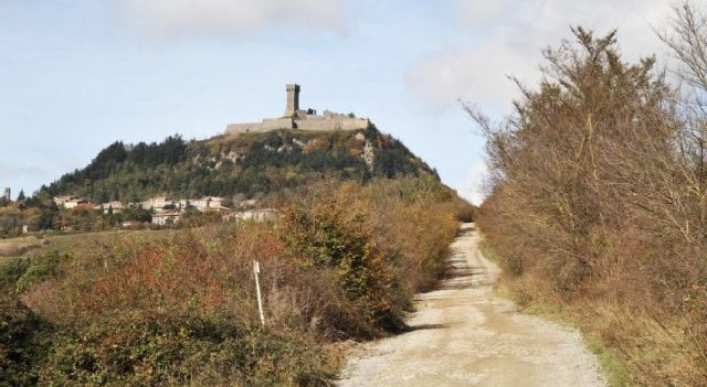 Radicofani_dalla_Via_Francigena_01