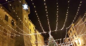 Il Natale arriva a Santa Fiora: si accendono le luci, canti, giochi, cena. E il Conte Max