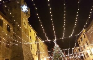 Il Natale arriva a Santa Fiora: si accendono le luci, canti, giochi, cena. E il Conte Max